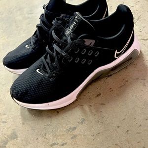 Nike Air Max. Woman size 11 / Men size 9.5. Good condition. Asking 40$